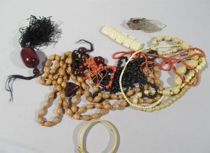 null Ensemble de bijoux fantaisie dont colliers en ivoire, os et corail