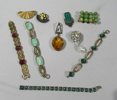 null Ensemble de neuf bijoux fantaisie - Epoque Art Déco vers 1930/50 dont : broches,...