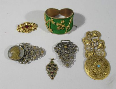 null Ensemble de quatre bijoux en métal et argent - Epoque Napoléon III fin du XIXe...