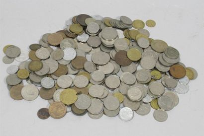 null Caisse contenant un fort ensemble de pièces de monnaies démonétisées anciennes...