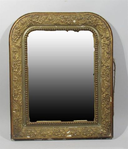 null Miroir d'applique en bois stuqué et doré, le cadre à décor en léger relief de...