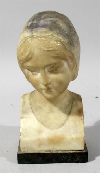 null Anonyme "Buste de jeune fille à la coiffe" Sujet en albâtre sur socle marbre...