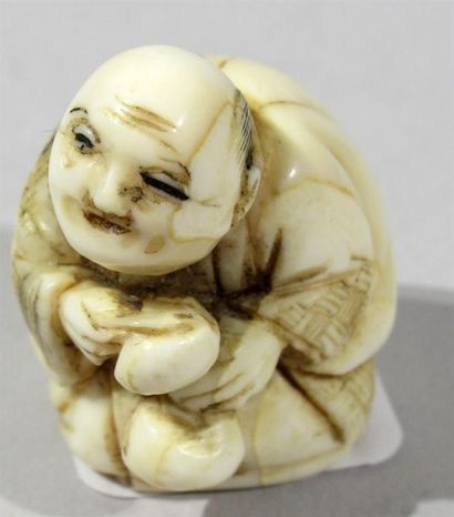null Netsuke en ivoire bien sculpté d'un jeune garçon agenouillé jouant du SHOKO...