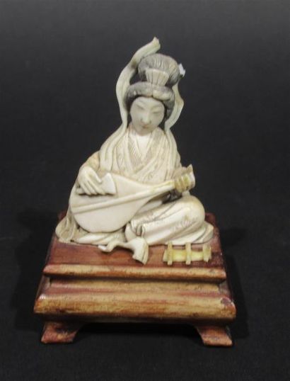 null "Geisha jouant de la guitare" Sujet en ivoire sculpté sur socle bois - Japon,...