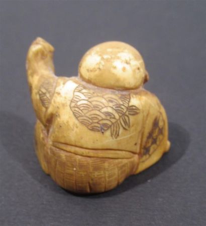 null NETSUKE EN IVOIRE bien patiné et sculpté d'un souriant Karako s'amusant avec...