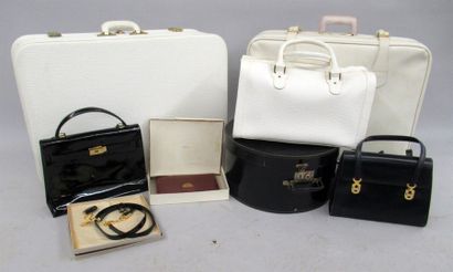 null Important ensemble de maroquinerie en cuir blanc comprenant : valises, sacs...