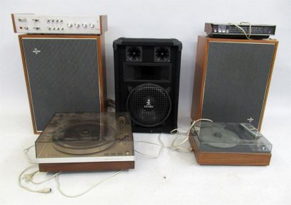 null Deux platines vinyles de marque PHILPS On y joint un transistor, un tuner e...