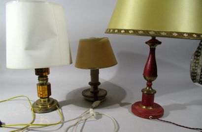 null Ensemble de quatre lampes à poser dont certaines le fût en bois à décor étoilé...