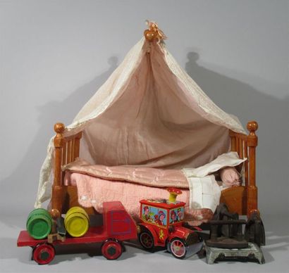 null Ensemble de jouets anciens dont : lit de poupée en merisier, réchaud de poupée...