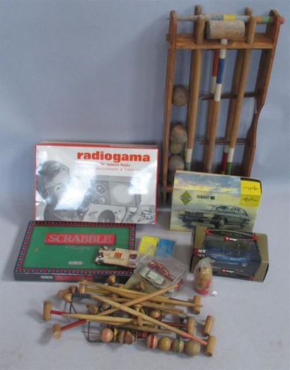 null Important ensemble de jouets anciens dont : croquet, jeu du bac, radio Gamma,...