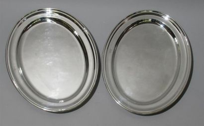 null ANGLETERRE - Deux plats de présentation ovale en métal argenté - Les bords ornés...