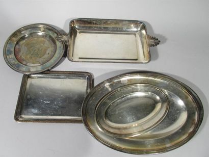 null Ensemble de plats en métal argenté comprenant : 4 plats de présentation, un...