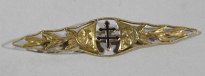 null Broche en or jaune 18K (750/oo) ajouré à décor central d'une Croix de Lorraine...
