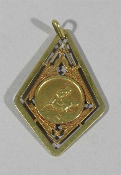 null Médaille en or jaune 18K(750/oo) de forme losangique figurant en son centre...
