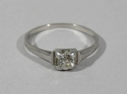 null Bague solitaire en or gris 18K (750/oo) ornée d'un diamant pesant 0,20 carat...