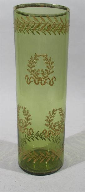 null Vase rouleau en verre émaillé de couleur verte à décor rehaussé de dorure figurant...