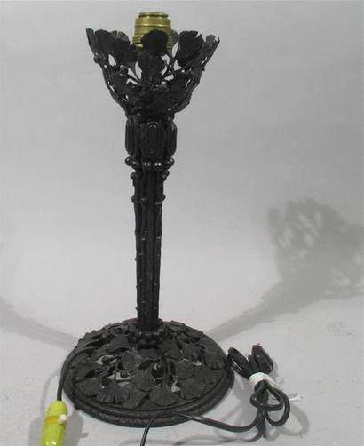 null EDGAR BRANDT (1880-1960) dans le goût de - Pied de lampe en fer forgé à patine...