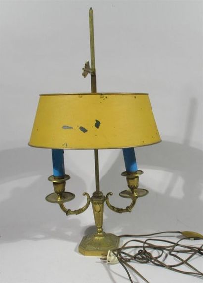 null Lampe bouillotte à deux lumières en métal doré, l'abat-jour en tôle laquée jaune...