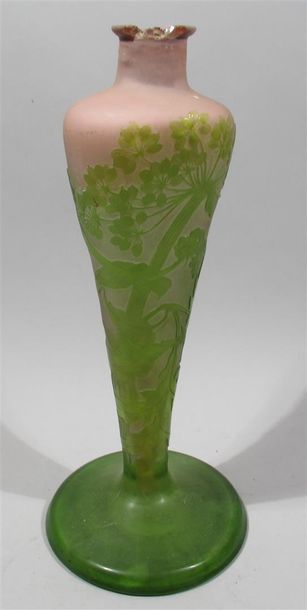 null Émile GALLÉ (1846-1904) - Nancy "Ombelles" Vase en verre multicouche de forme...