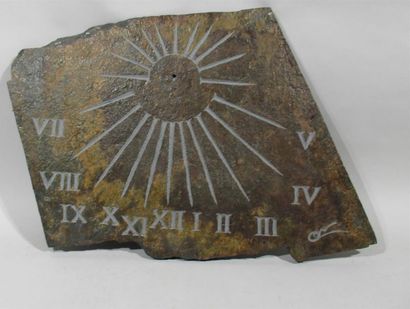 null Cadran solaire en granit gris à décor gravé des chiffres arabes - XXe siècle...