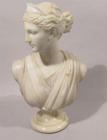 null "Buste de femme à l'Antique" Sculpture en marbre de Carrare, sur socle circulaire...