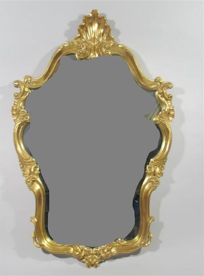 null Miroir d'applique avec cadre en bois stuqué et doré, le fronton à motif d'une...