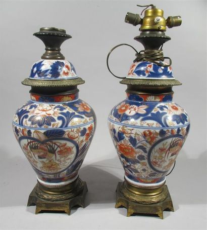 null IMARI - JAPON - Paire de vases en porcelaine montés en lampes, avec monture...