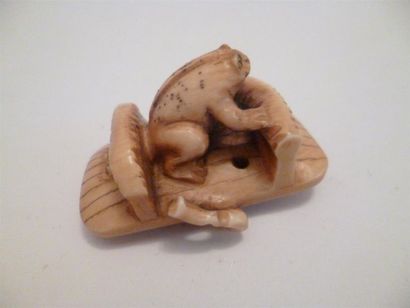 null Netsuke en ivoire patiné d’une grenouille posée sur une geta - symbole de protection...