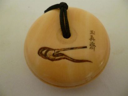 null Manju en deux parties en ivoire bien patiné finement sculpté de DARUMA s’étirant...