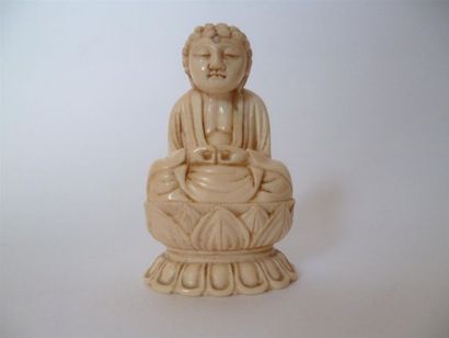 null Okimono en ivoire bien sculpté de Bouddha Amida assis sur le lotus ex primant...