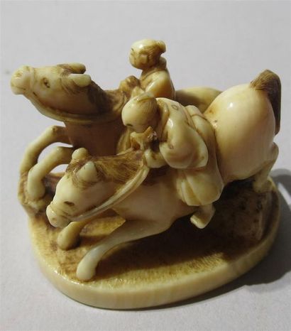 null Beau netuske en ivoire finement sculpté de Samouraï à cheval faisant la course...