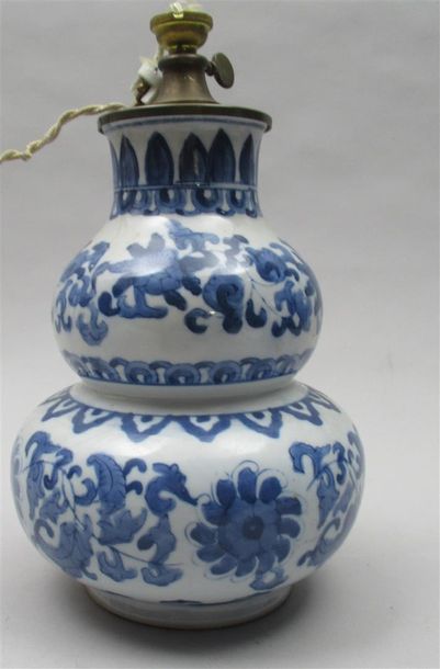 null CHINE - Vase bulbe en porcelaine à décor sous couverte en camaïeu bleu - Marque...