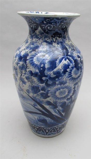 null JAPON - Vase en porcelaine à décor d'un paysage lacustre en camaïeu bleu - Ht...