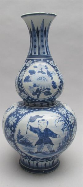 null CHINE - Vase bulbe en porcelaine à décor sous couverte en camaïeu bleu figurant...