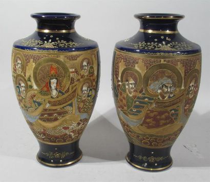 null JAPON, Satsuma-Epoque MEIJI (1868-1912) Paire de grands vases balustres en faïence...
