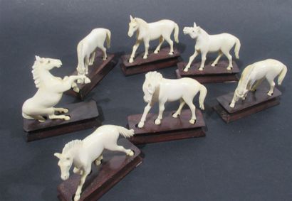 null Suite de sept chevaux dits "du Bonheur" en ivoire sculpté - Représentés dans...