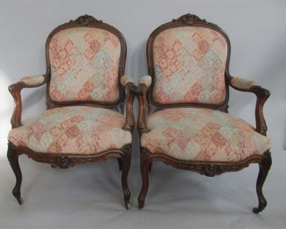 null Paire de fauteuils à la Reine en chêne mouluré et sculpté à décor de feuilles...