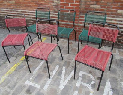 null Suite de six chaises dites "Scoubidou" en métal thermocourbé laqué noir, les...