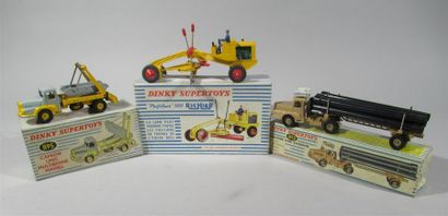 null DINKY SUPERTOYS - Ensemble de trois petites voitures Dinky Supertoys dont :...