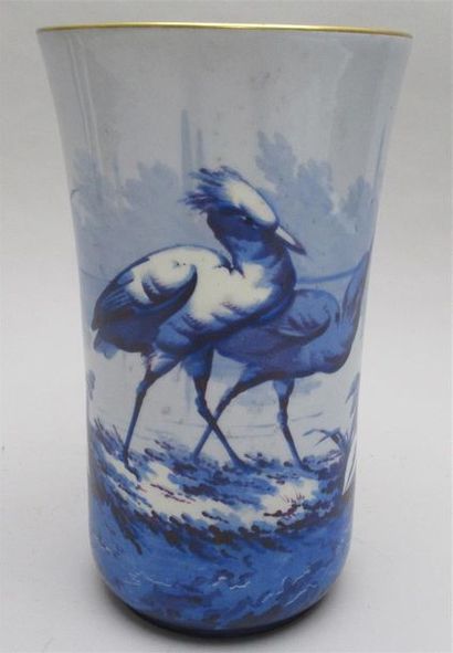 null PARIS - Vase rouleau en porcelaine à décor en camaïeu bleu de deux échassiers...