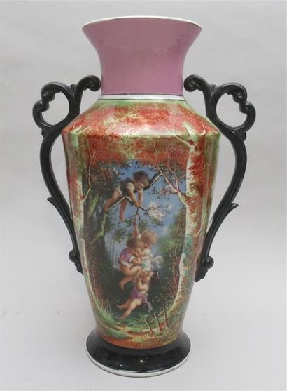 null Vase en porcelaine à décor peint à la main de quatre amours jouant dans un arbre,...