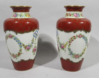 null PORCELAINE DE PARIS - Paire de vases en porcelaine de Paris, à décor de guirlandes...