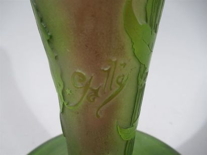 null Émile GALLÉ (1846-1904) - Nancy "Ombelles" Vase en verre multicouche de forme...