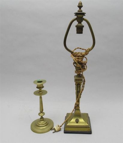 null Bougeoir en laiton tourné - XIXe siècle Lampe en bronze à patine dorée, le fût...