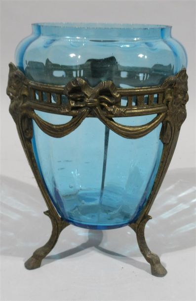 null Vase en verre bleu enchâssé dans une monture en composition à patine dorée à...