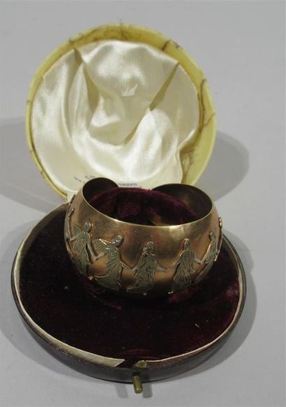 null ITALIE, VERONE - Bracelet jonc semi-rigide en métal doré à décor appliqué d'une...