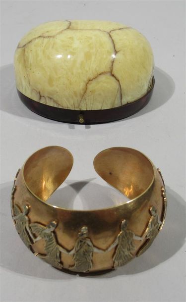 null ITALIE, VERONE - Bracelet jonc semi-rigide en métal doré à décor appliqué d'une...