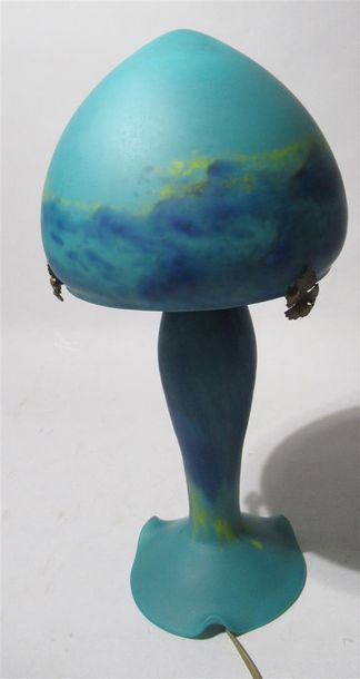 null DAUM (dans le goût de) - Lampe de forme Champignon en verre marmoréen bleu nuancé...