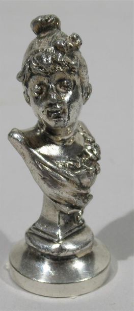 null Cachet en bronze argenté figurant un buste de jeune fille - Epoque Art Nouveau,...