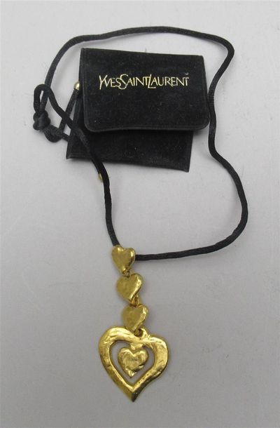 null YVES SAINT LAURENT - Pendentif Coeurs en métal doré - Signé (dans une pochette...